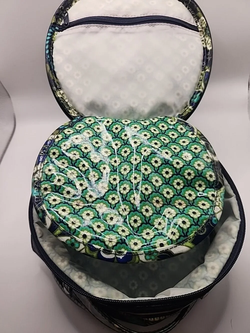 VERA BRADLEY Round Vinyl Makeup Bag Blue, Aqua & Green.